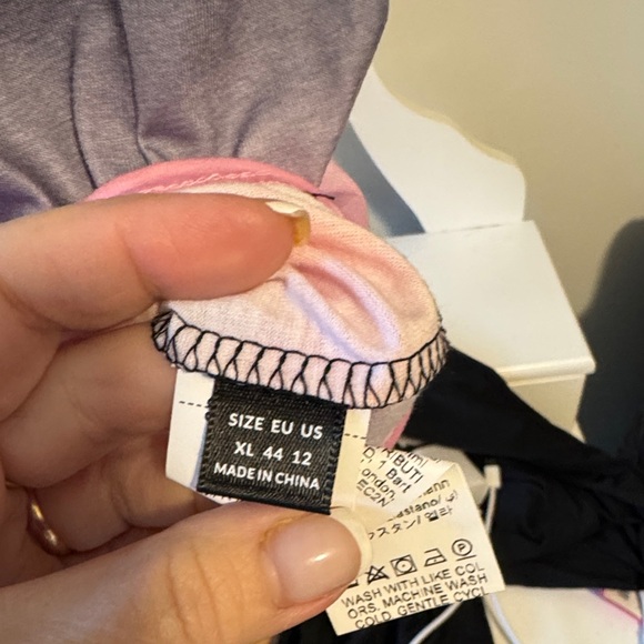 💜SHEIN Black to Pink Ombre Short Sleeve Top - Picture 2 of 3